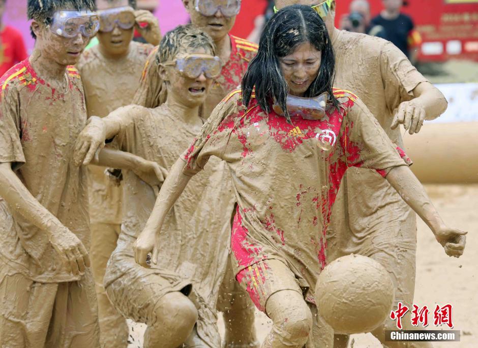 2016年泥浆足球中国赛在北京开赛(2)
