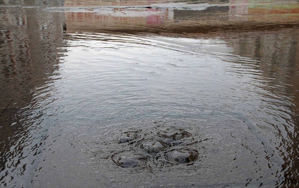 大雨过后低洼地段内涝 小区倒灌现"趵突泉"