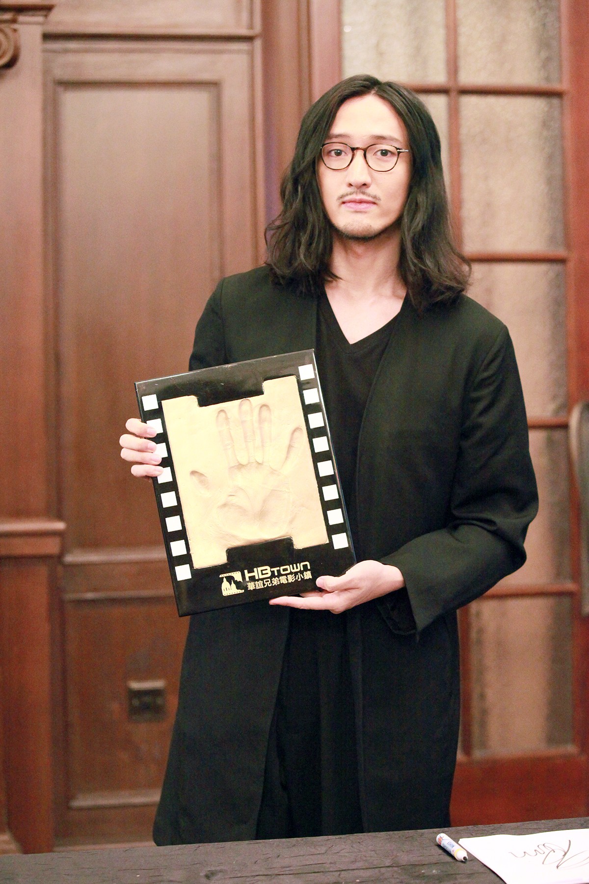 爱情公寓关谷文艺范亮相发布会 与葛大爷同框