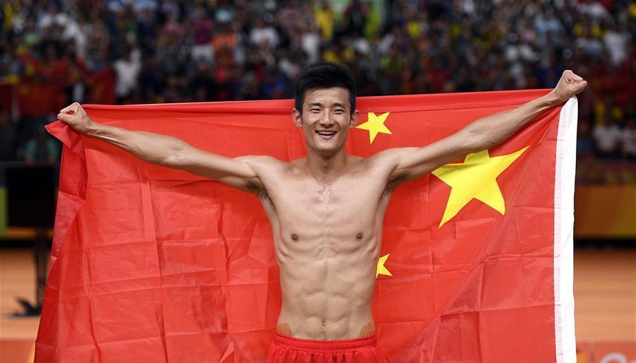 当日,在2016年里约奥运会羽毛球男子单打决赛中,中国选手谌龙以2比0