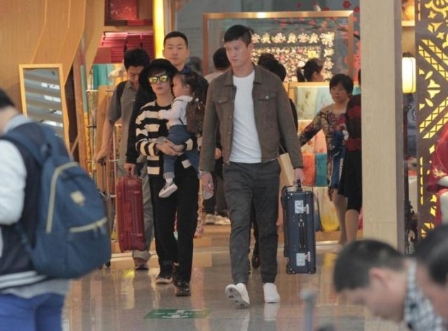 孙俪抱娃赶火车 网友:小花妹妹果然是一朵霸王