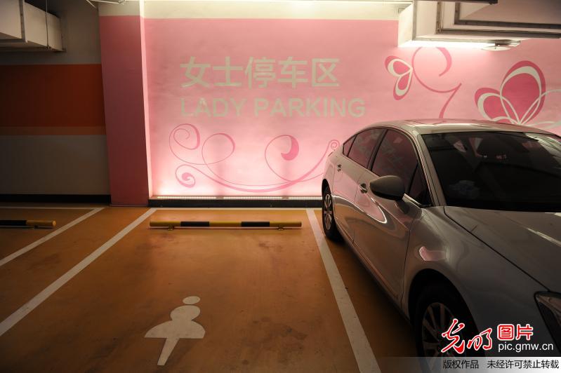 都某停车场出现女士停车区 设有SOS呼救器(4