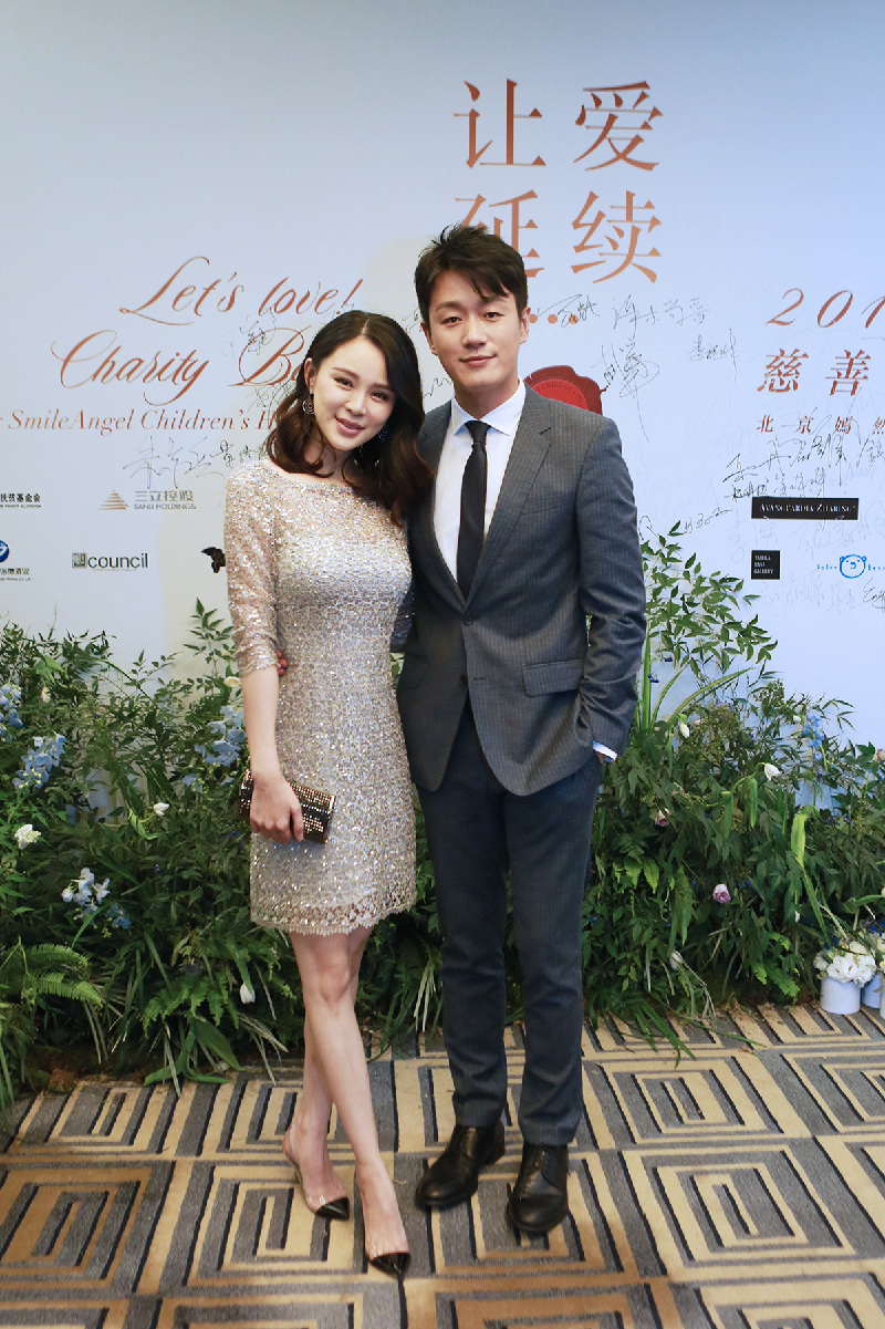 关悦产后复出前凸后翘 佟大为搂妻共舞甜蜜蜜