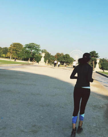 组图﹕张雨绮巴黎街头开跑 跑前拉伸显专业(3