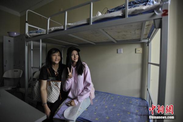 关晓彤北京电影学院报到寝室中卖萌摆pose图片