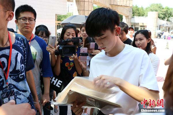 郭俊辰现身北京电影学院报到渴望校园爱情图片