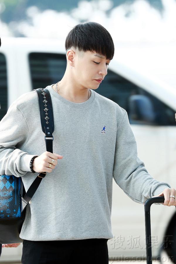 gray simond bewhy亮相机场 smtm赴美开唱