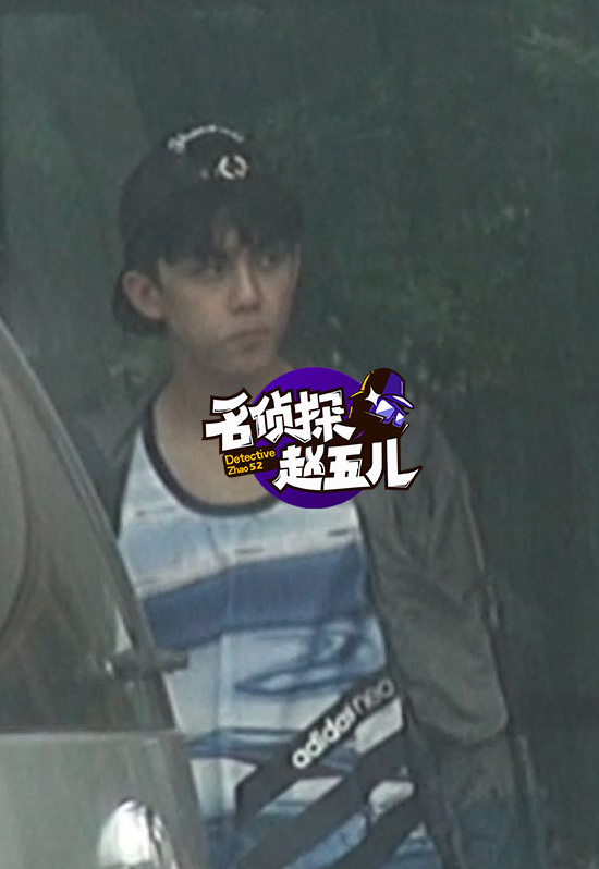 吴磊行程太忙边走边吃 妈妈姐姐全程伺候