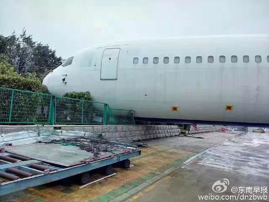 台风致厦门机场受损严重 飞机被吹动(3)_uc图集