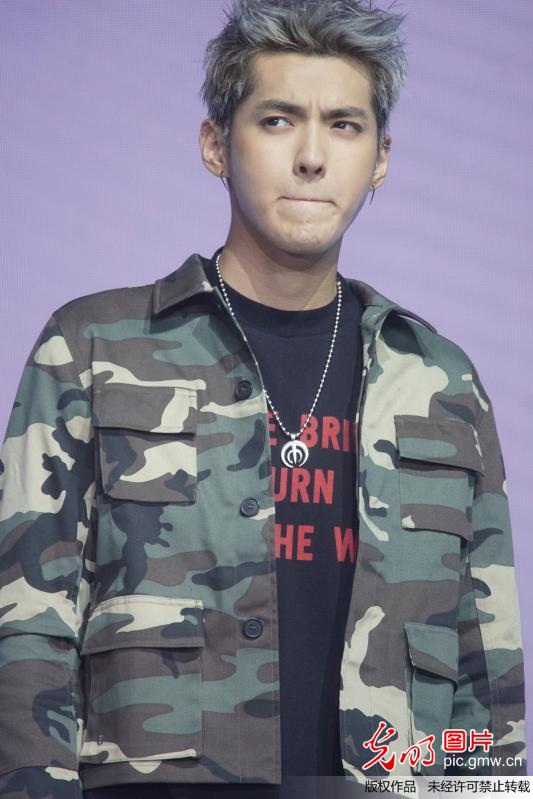 吴亦凡顶奶奶灰自带王者光环 王阳明与女友秀恩爱(5)_明星 _光明网