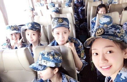 关晓彤班级大合照曝光 个个清瘦颜值高