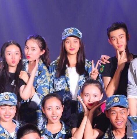 关晓彤军训与同学合影曝光 全是俊男美女