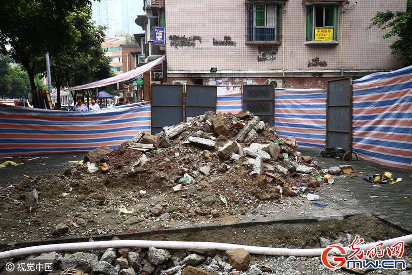 重庆一路面塌陷 施工队挖到一半不管了(3)