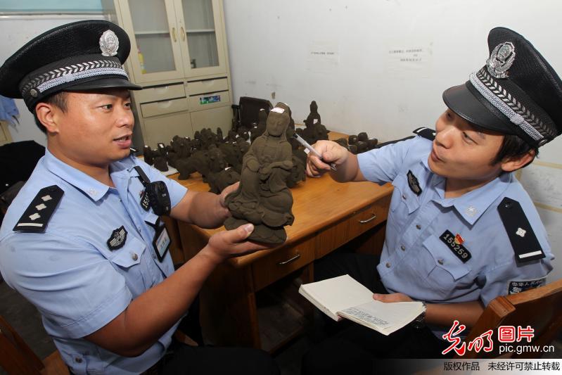 河南许昌:破获系列假古董团伙诈骗案 收缴古董