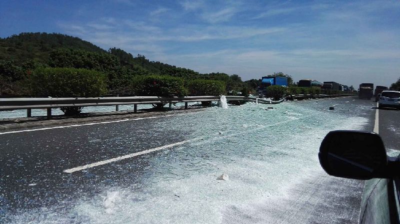 深汕高速惠来路段满地玻璃渣致堵车一公里(3)