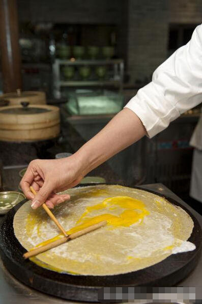 天津煎饼果子被日本抄袭 做的比中国还火(1)
