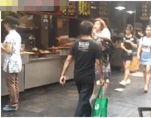 猥琐大叔在美食街对女游客伸“咸猪手”
