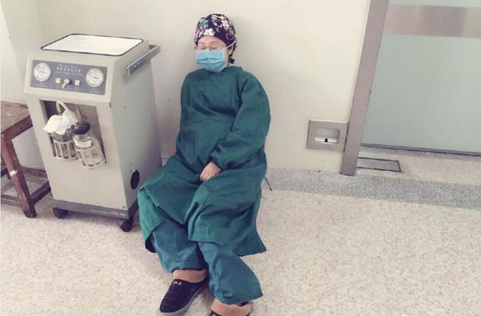 怀孕7个月护士跪地托举半小时 术后累瘫-托举