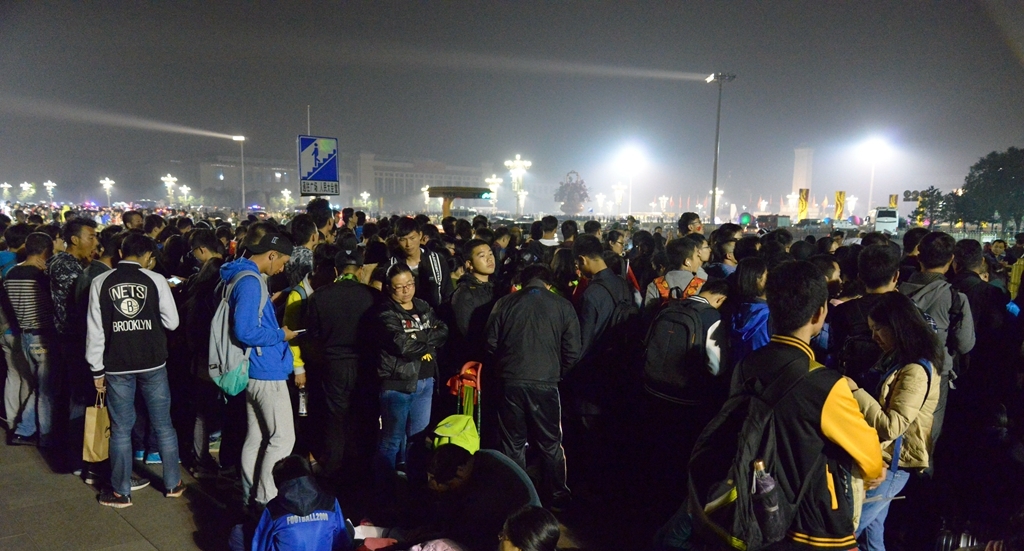 十一前夕天安门广场游客排队等待升旗仪式