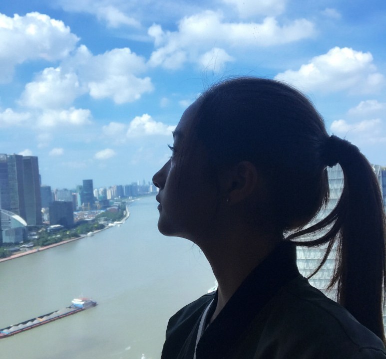 不止有大长腿!关晓彤晒美照马甲线却抢了镜(1)_综合_突袭网