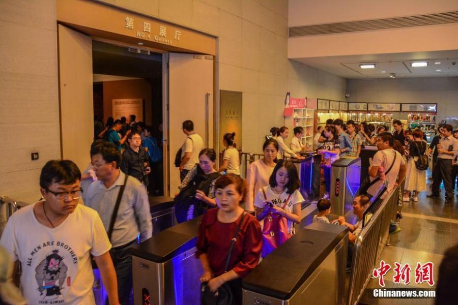 游客在陕西历史博物馆内排队参观游览.