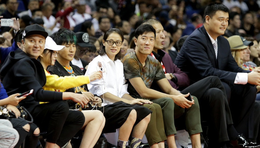 刘翔吴莎婚后秀恩爱 亲密观战nba中国赛