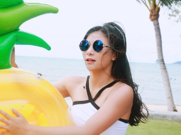 何姿变性感比基尼女郎 墨镜倒影泄露了掌镜的他