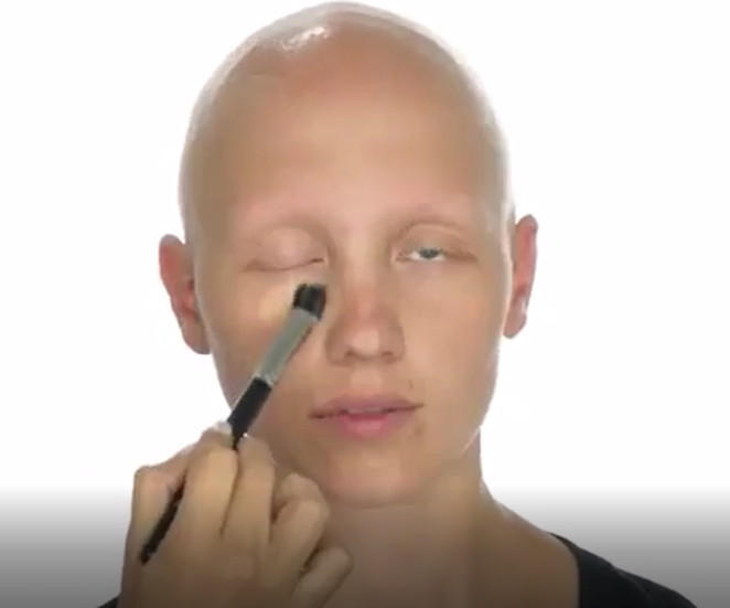 实拍一位癌症晚期的女子﹕卸妆后的样子令人心