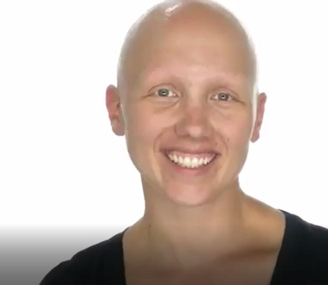 实拍一位癌症晚期的女子:卸妆后的样子令人心