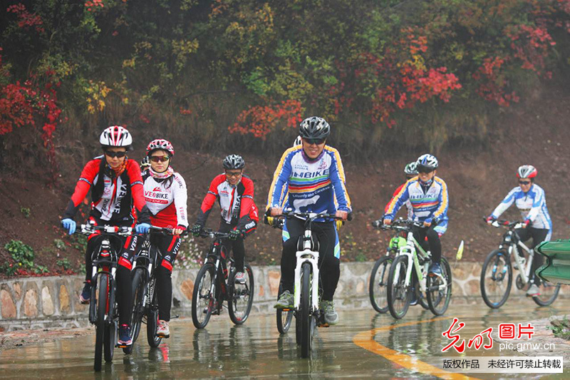 10月15日,山西黎城四方山风景区,十几名运动爱好者在雨中骑行感受