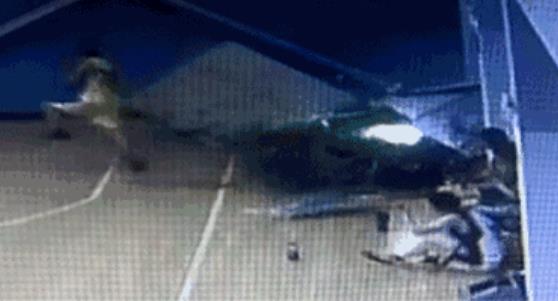 宝马车突然破墙冲进篮球馆 篮球小哥神躲避(2