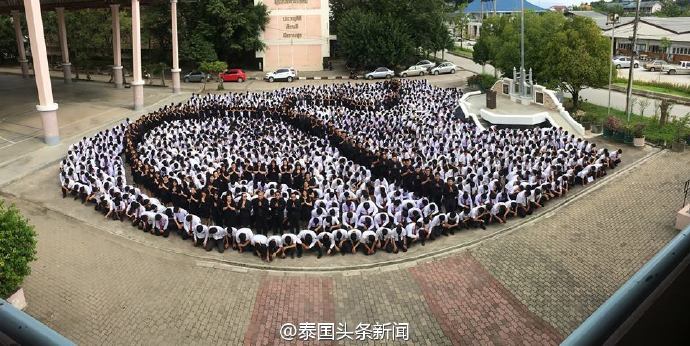 泰国各界2000余人组巨大黑绸带悼念泰王(2)