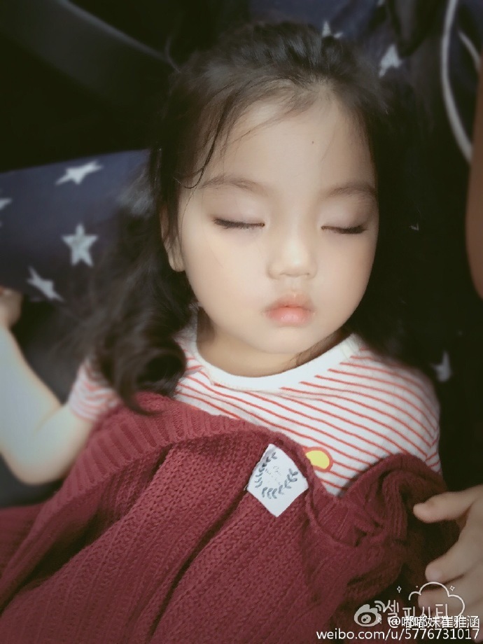 3歲小萌娃阿拉蕾走紅 生活照曝光可愛懂事