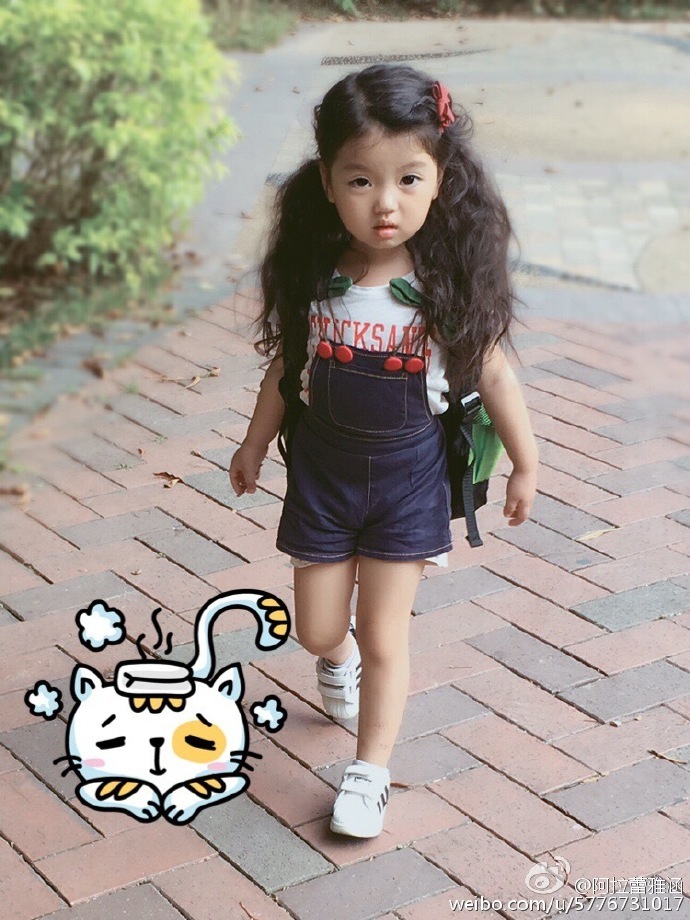 3歲小萌娃阿拉蕾走紅 生活照曝光可愛懂事