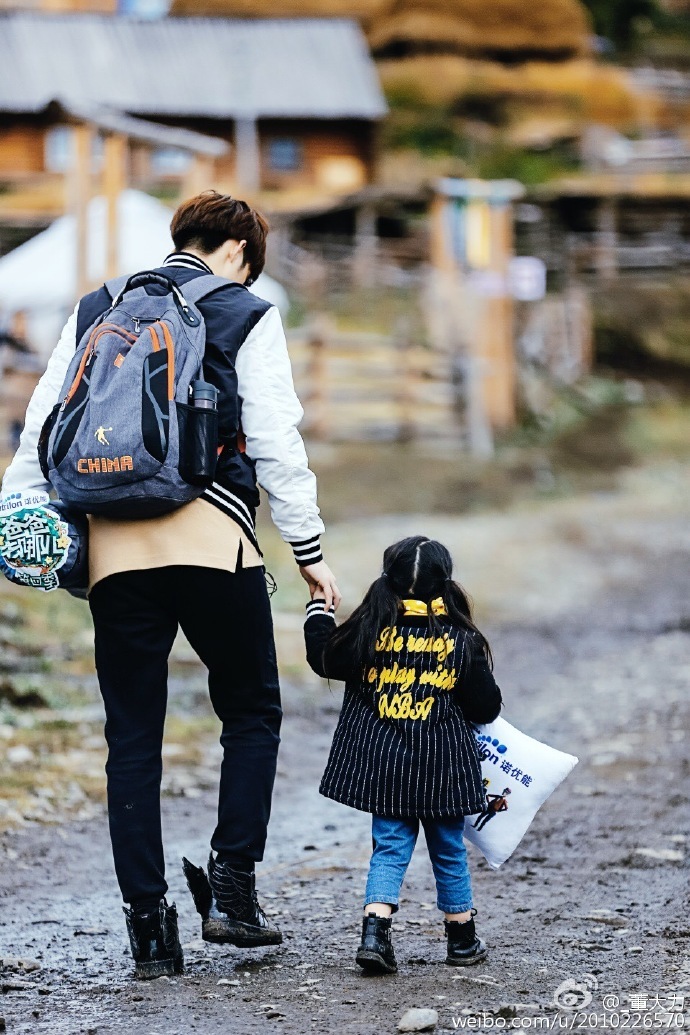 3歲小萌娃阿拉蕾走紅 生活照曝光可愛懂事