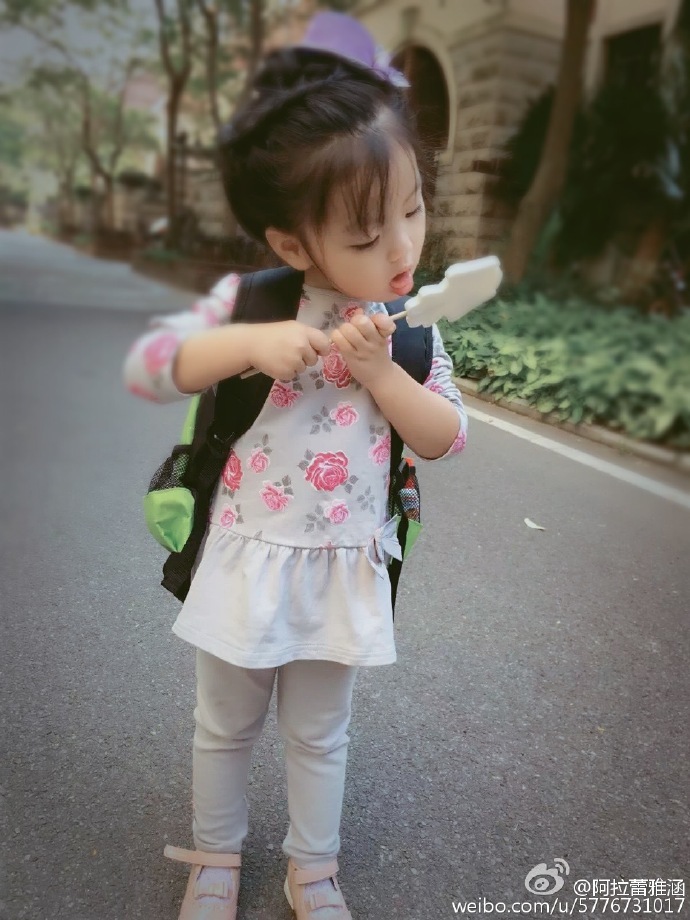 3歲小萌娃阿拉蕾走紅 生活照曝光可愛懂事