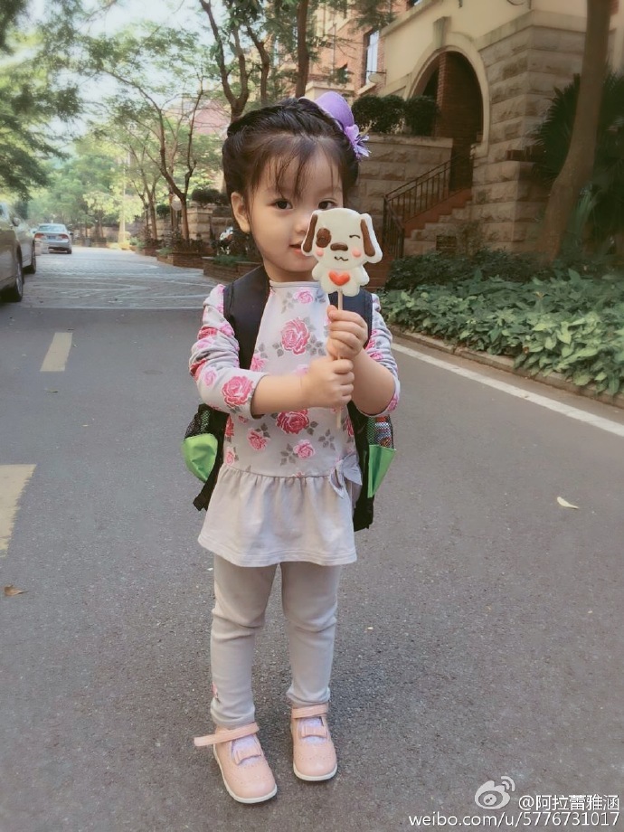 3歲小萌娃阿拉蕾走紅 生活照曝光可愛懂事