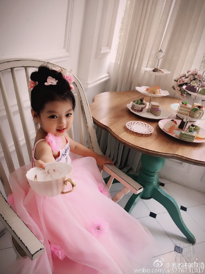 3歲小萌娃阿拉蕾走紅 生活照曝光可愛懂事