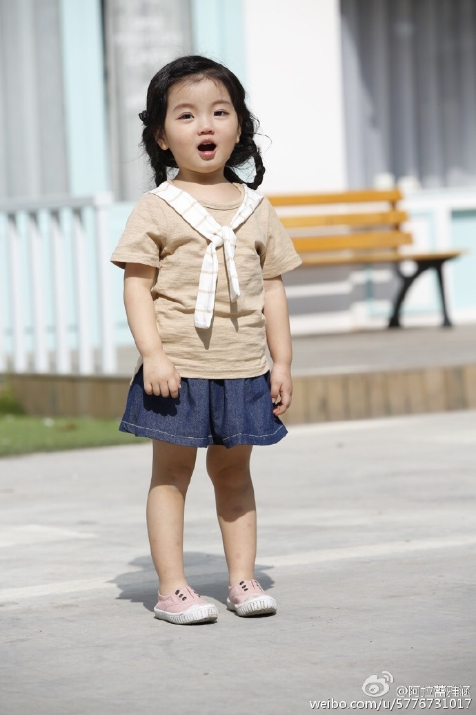 3歲小萌娃阿拉蕾走紅 生活照曝光可愛懂事