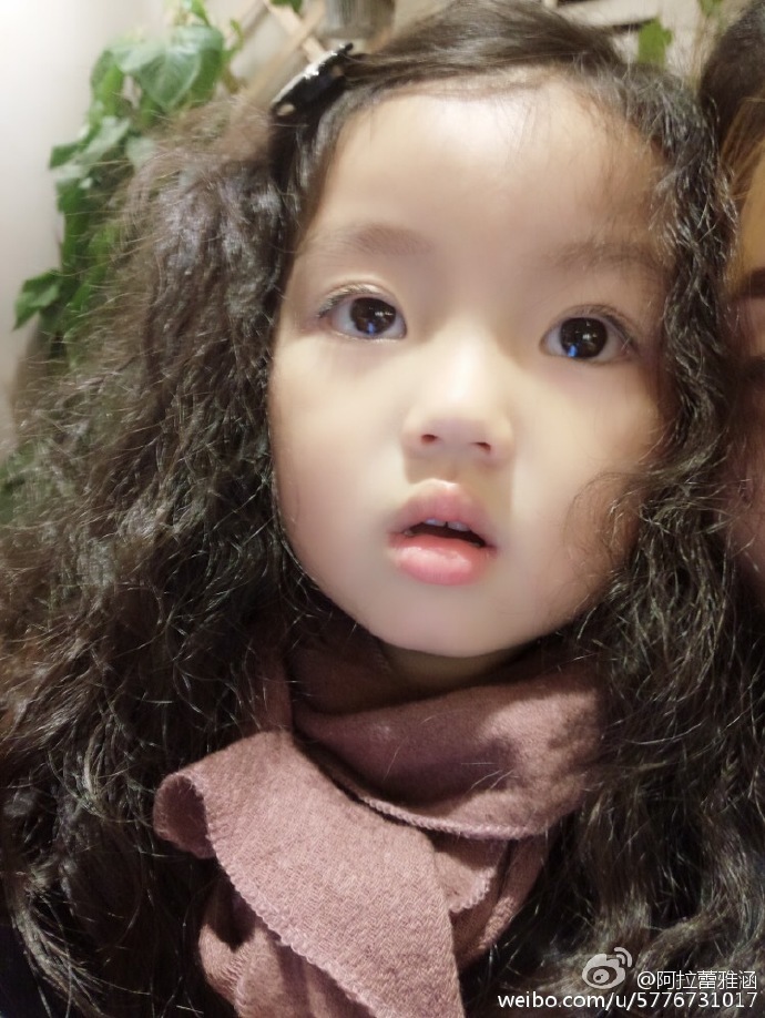 3歲小萌娃阿拉蕾走紅 生活照曝光可愛懂事