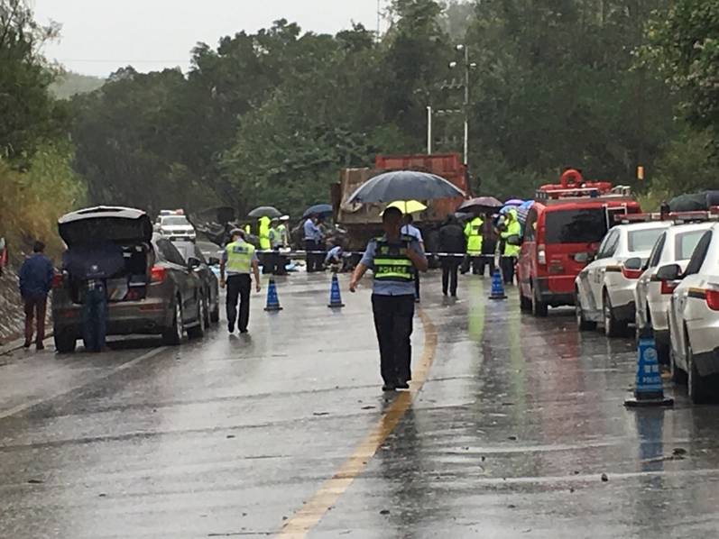 南宁惨烈车祸现场﹕越野车5人当场死亡(6)