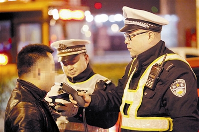 男子酒驾逃跑被抓回 竟称饮酒是多年习惯不喝