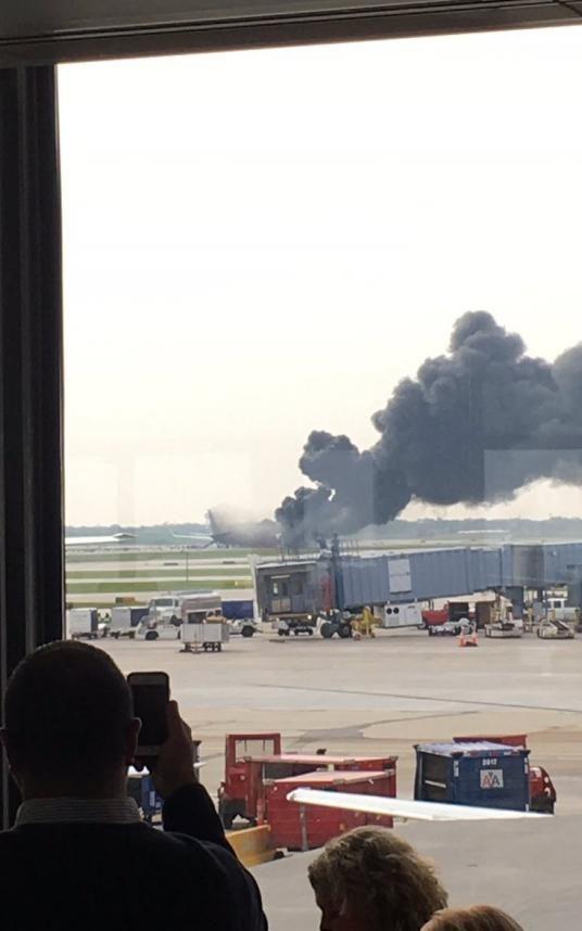 美航客机芝加哥机场起飞时着火 20名乘客受伤