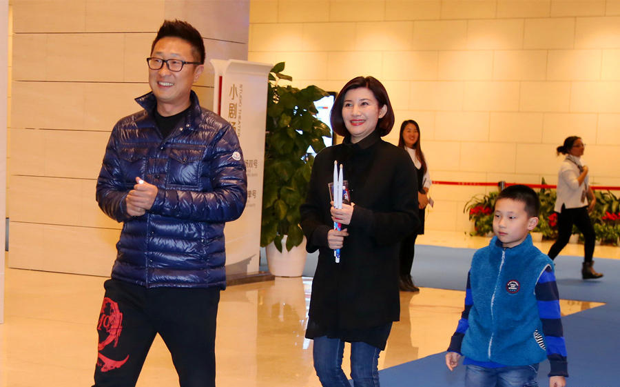 林永健一家三口看演出 林大竣已是大小伙