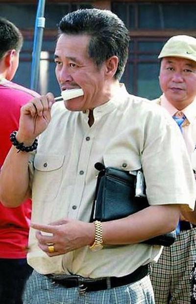 本山大叔是真土豪,吃个棒冰都可以壕气十足,看呆了范伟.