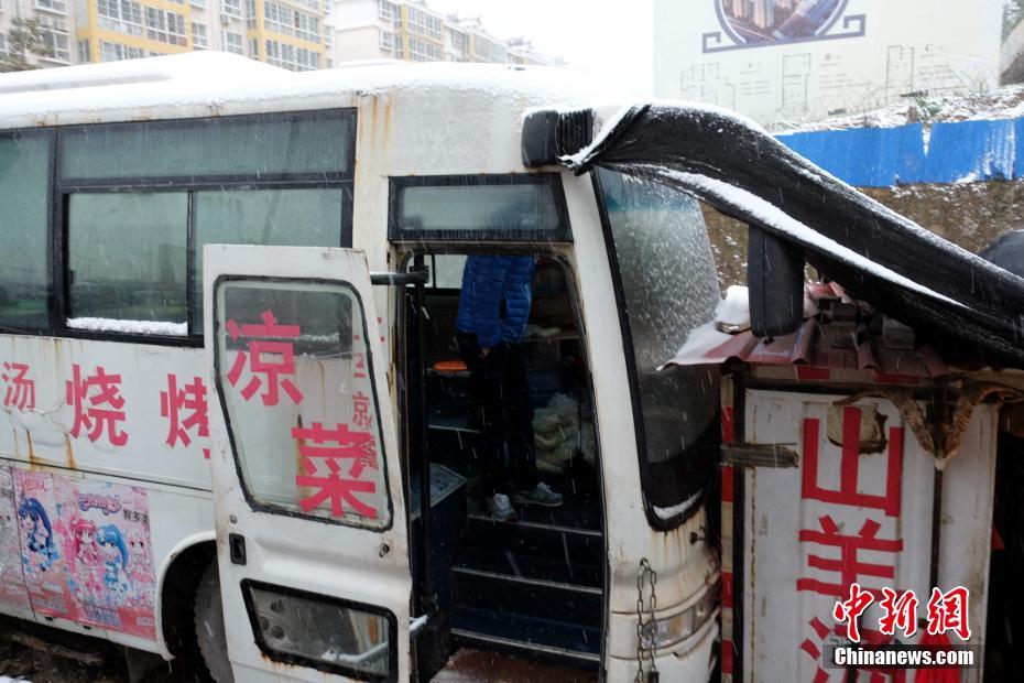 河南栾川报废车变餐馆售卖羊汤(1)