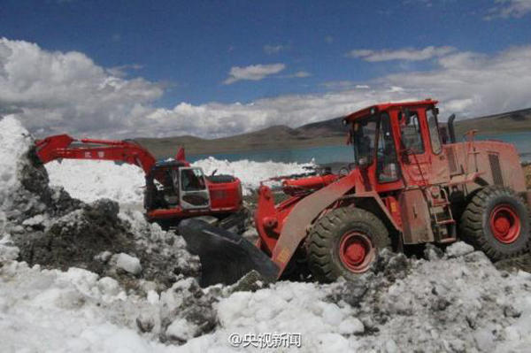 对卫星图片的分析显示,崩塌的冰川变化始于2015年9月的融雪.