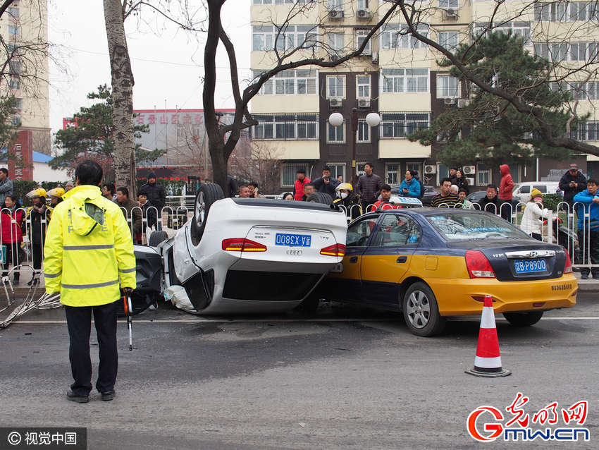 北京:石景山路发生车祸 奥迪豪车被出租车撞翻