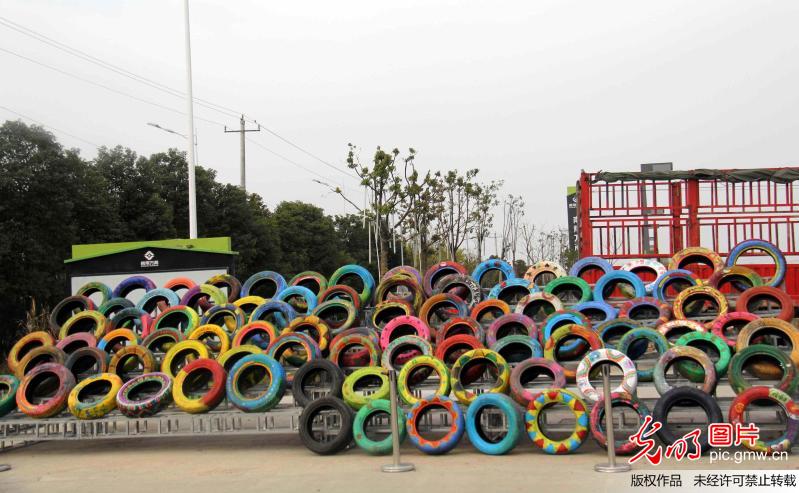 安徽芜湖报废汽车轮胎成街头涂鸦艺术品(1)