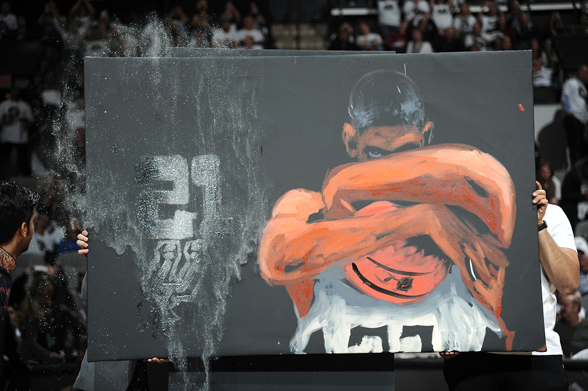 21号球衣正式退役!邓肯正装出席屡次哽咽(2)